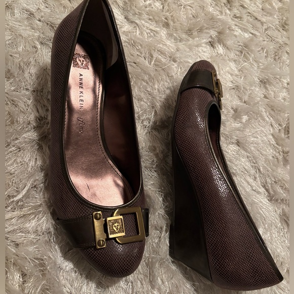 Make offer! NWOT Anne Klein Brown leather Wedge Bronze Gold Accent 8.5 M 2" heel - Picture 2 of 10